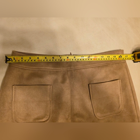 LOFT Faux Suede Mini Skirt Tan/Khaki Size 10 A-Line Pockets - Picture 5 of 8